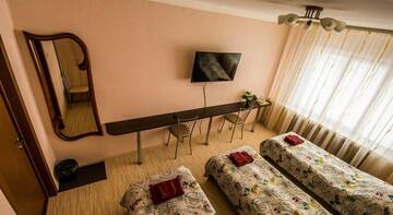Фото номера Трехместный номер с общей ванной комнатой Гостевой дом Perina Inn г. Ижевск 2